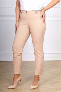 Eleganckie beżowe spodnie cygaretki Inez XXL OVERSIZE. Brązowe chinosy Moda Size Plus Iwanek, bez wzorów, z bawełny, krótkie. Za 199,90 zł.