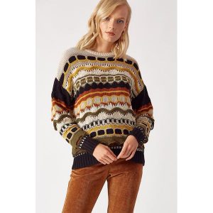 Sweter w kolorze czarno-khaki-beżowo-żółtym. Brązowe długie swetry marki Robin, z okrągłym kołnierzem. W wyprzedaży za 169,95 zł.