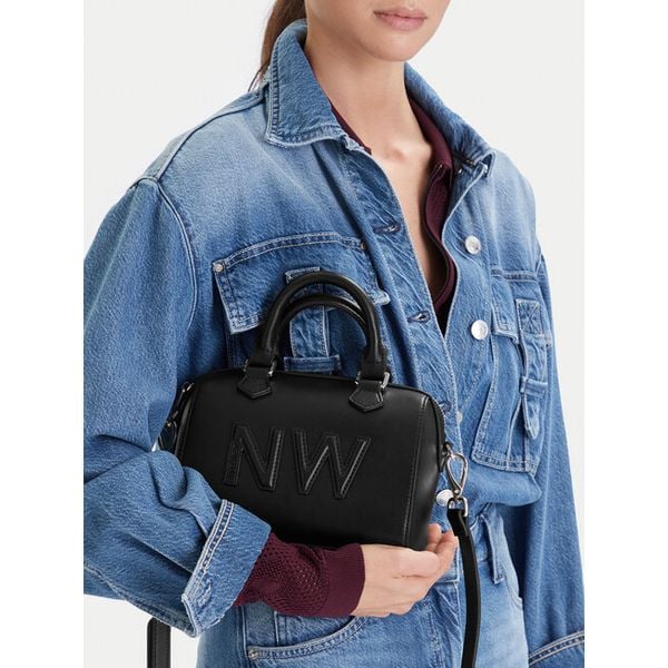 Torebka Nine West. Czarne torebki klasyczne Nine West, bez wzorów, bez dodatków. Za 269,99 zł.