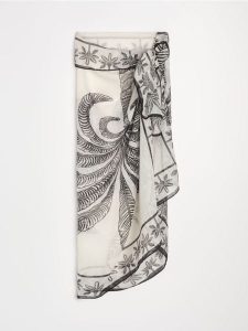 Duże pareo chusta z nadrukiem - wielobarwny. Apaszki i chusty Sinsay, bez wzorów. Za 19,99 zł.