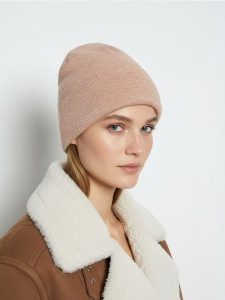 Czapka beanie z wiskozą - beżowy. Brązowe czapki Sinsay, bez wzorów, z wiskozy. Za 9,99 zł.