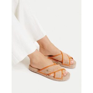 Klapki Tommy Hilfiger. Brązowe klapki TOMMY HILFIGER, bez wzorów, bez obcasa. Za 241,99 zł.