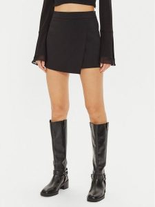 Gina Tricot Szorty materiałowe 23419 Czarny Regular Fit. Czarne szorty Gina Tricot, bez wzorów, z materiału. Za 99,99 zł.