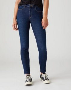 SPODNIE DAMSKIE WRANGLER HIGH RISE SKINNY NIGHT BLUE W27HVH78Y 112128134. Niebieskie rurki Wrangler, z jeansu. Za 209,99 zł.