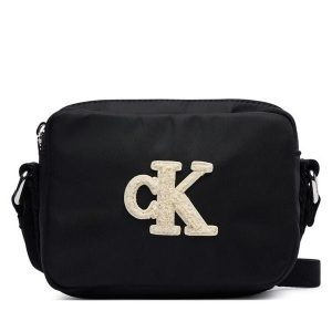 Torebka Calvin Klein Jeans. Czarne listonoszki Calvin Klein Jeans, bez wzorów, z jeansu, bez dodatków. Za 189,99 zł.