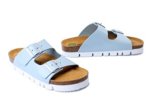DR. BRINKMANN 700682-55 hellblau, klapki damskie. Niebieskie klapki Dr. Brinkmann, bez wzorów, ze skóry, bez obcasa. Za 284,90 zł.