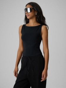 4F Top slim z modalem damski - czarny XS. Czarne topy 4f, xs, bez wzorów, z dzianiny, bez kołnierzyka, bez ramiączek. Za 49,99 zł.