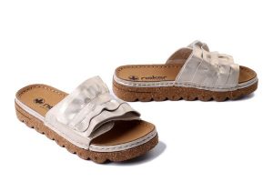 RIEKER V8763-60 beige, klapki damskie. Brązowe klapki Rieker, bez wzorów, bez obcasa. Za 231,92 zł.