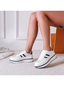 Lov'it Sneakersy w kolorze białym rozmiar: 41. Białe trampki Lov'it, bez wzorów, bez zapięcia. Za 104,99 zł.