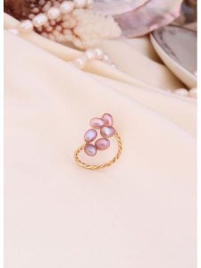 L'Atelier de Gaia Pozłacany pierścionek z perłami rozmiar: onesize. Żółte pierścionki L'Atelier de Gaia, z perłą, pozłacane. Za 117,73 zł.