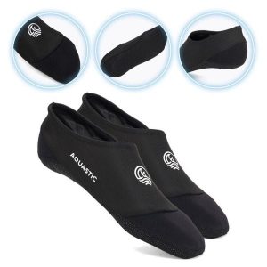 Skarpety basenowe AQUASTIC Seavie Anti-Slip. Czarne skarpetki AQUASTIC, bez wzorów. Za 29,99 zł.