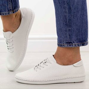 Białe ażurowe skórzane półbuty damskie S.Barski 7079. Białe półbuty S.BARSKI, na jesień, w ażurowe wzory, z jeansu, bez obcasa, na płaskiej podeszwie, bez zapięcia. Za 239,00 zł.