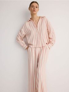 Koszula z wiskozą - pomarańczowy. Brązowe koszule Reserved, l, bez wzorów, z bawełny, bez kołnierzyka, bez ramiączek. W wyprzedaży za 69,99 zł.