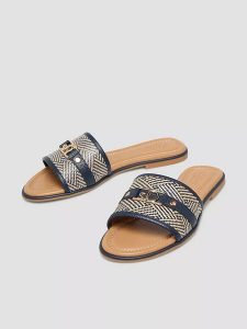 S.Oliver Klapki w kolorze fioletowym rozmiar: 37. Różowe klapki s.Oliver, bez wzorów, z otwartym noskiem, bez obcasa. Za 100,99 zł.