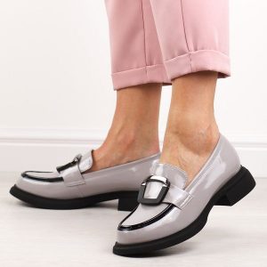 Szare skórzane mokasyny damskie Vinceza 63503. Szare półbuty VINCEZA, na jesień, z aplikacjami, z lakierowanej skóry, bez obcasa, bez zapięcia. Za 299,00 zł.