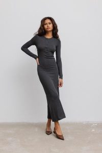 Dopasowana sukienka maxi z napami w kolorze GRAPHITE- MENSA. Szare sukienki Marsala, bez wzorów, z dzianiny, eleganckie, bez kołnierzyka, bez ramiączek, maxi, dopasowane. Za 249,90 zł.