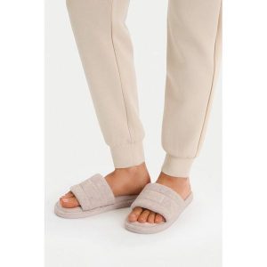 Kapcie G-Star. Brązowe kapcie G-Star, bez wzorów. Za 89,99 zł.