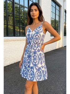 SOULSHAE Sukienka w kolorze biało-niebieskim rozmiar: XXL/3XL. Białe sukienki SOULSHAE, xl, bez wzorów, bez kołnierzyka, bez ramiączek, mini, rozkloszowane. Za 194,95 zł.