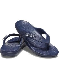 Crocs Japonki "Classic" w kolorze granatowym rozmiar: 42/43. Niebieskie klapki Crocs, bez wzorów, z tworzywa sztucznego, z otwartym noskiem, bez obcasa. Za 87,95 zł.