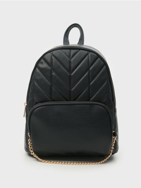 Pikowany plecak z ozdobnym łańcuszkiem - czarny. Czarne plecaki Sinsay. Za 59,99 zł.