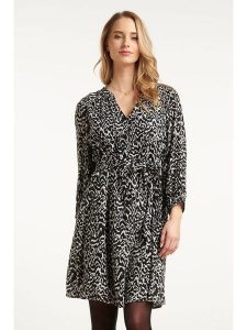 Smashed Lemon Sukienka w kolorze czarnym rozmiar: 3XL. Czarne sukienki Smashed Lemon, na co dzień, xl, bez wzorów, z tkaniny, bez kołnierzyka, bez ramiączek, midi, proste. Za 143,99 zł.