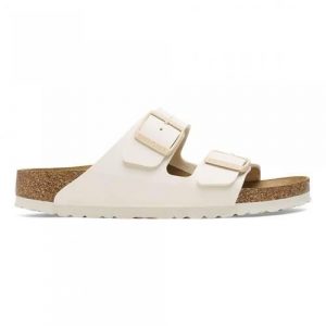 Klapki damskie Birkenstock Arizona. Białe klapki Birkenstock, bez wzorów, z materiału, bez obcasa. Za 437,00 zł.