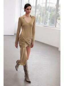 Trendyol Sukienka w kolorze beżowym rozmiar: S. Brązowe sukienki Trendyol, s, bez wzorów, bez kołnierzyka, bez ramiączek, mini. Za 100,99 zł.