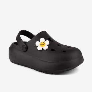Klapki damskie Coqui. Czarne klapki Coqui, bez wzorów, bez obcasa. Za 135,99 zł.