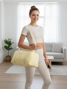 Torba sportowa - kremowy. Białe torby podróżne i sportowe Sinsay, bez wzorów. Za 32,99 zł.