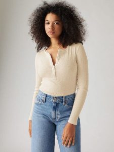 Levi's Koszulka w kolorze kremowym rozmiar: M. Brązowe bluzki Levi's®, m, bez wzorów, bez kołnierzyka, bez ramiączek. Za 86,95 zł.