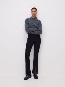 Legginsy z rozcięciami - czarny. Czarne legginsy Reserved, bez wzorów, z dzianiny. Za 89,99 zł.
