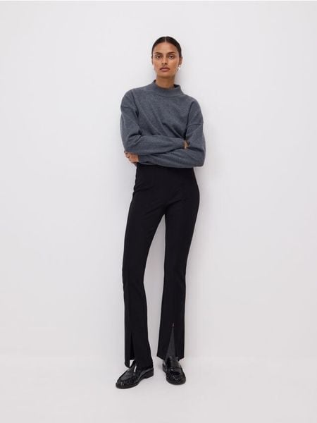 Legginsy z rozcięciami - czarny. Czarne legginsy Reserved, bez wzorów, z dzianiny. W wyprzedaży za 55,99 zł.
