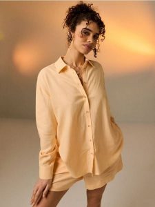 Koszula z domieszką lnu - pomarańczowy. Brązowe koszule Sinsay, l, bez wzorów, bez kołnierzyka, bez ramiączek. Za 39,99 zł.