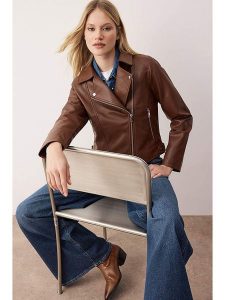 Trendyol Kurtka w kolorze brązowym ze skóry syntetycznej rozmiar: L. Brązowe kurtki Trendyol, l, bez wzorów, ze skóry, bez kaptura. Za 145,60 zł.