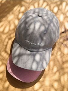 Czapka z daszkiem - jasnoszary. Szare czapki Reserved, bez wzorów. W wyprzedaży za 15,99 zł.