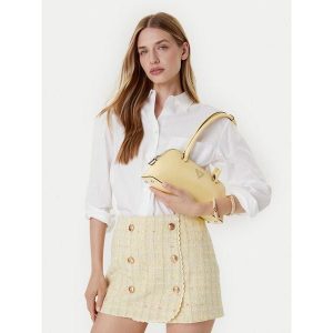 Torebka Guess. Brązowe kuferki Guess, z aplikacjami, bez dodatków. Za 749,99 zł.