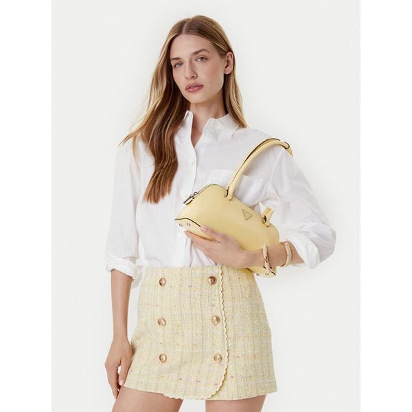 Torebka Guess. Brązowe kuferki Guess, z aplikacjami, bez dodatków. Za 749,99 zł.