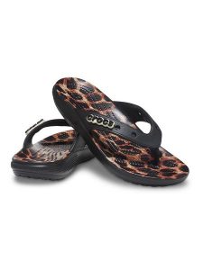 Crocs Japonki w kolorze czarnym rozmiar: 33/34. Czarne klapki Crocs, bez wzorów, z tworzywa sztucznego, z otwartym noskiem, bez obcasa. Za 100,99 zł.
