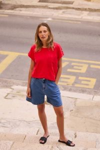 Szorty jeansowe niebieskie. Niebieskie szorty MOODO, bez wzorów, z bawełny. Za 119,99 zł.