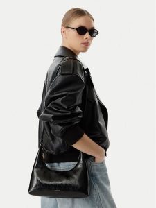 Calvin Klein Torebka Foil Logo Glossy LV04F3737G Czarny. Czarne torebki klasyczne Calvin Klein, bez wzorów, ze skóry, bez dodatków. Za 489,99 zł.