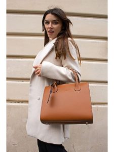 Maison héritage PARIS Skórzana torebka "Trip" w kolorze jasnobrązowym - 30,5 x 24 x 15,5 cm rozmiar: onesize. Brązowe torebki klasyczne Maison héritage PARIS, bez wzorów, z materiału, przez ramię, bez dodatków. Za 304,99 zł.