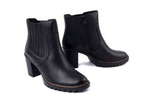 RIEKER Y2577-00 black, botki damskie. Czarne botki Rieker, bez wzorów, bez obcasa, na obcasie, bez zapięcia. Za 419,90 zł.