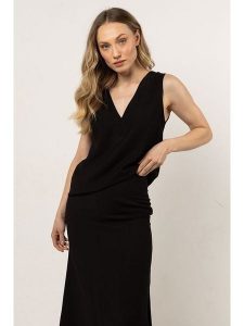 Awama Bluzka w kolorze czarnym rozmiar: XL. Czarne bluzki Awama, xl, bez wzorów, bez kołnierzyka, bez ramiączek. Za 99,99 zł.