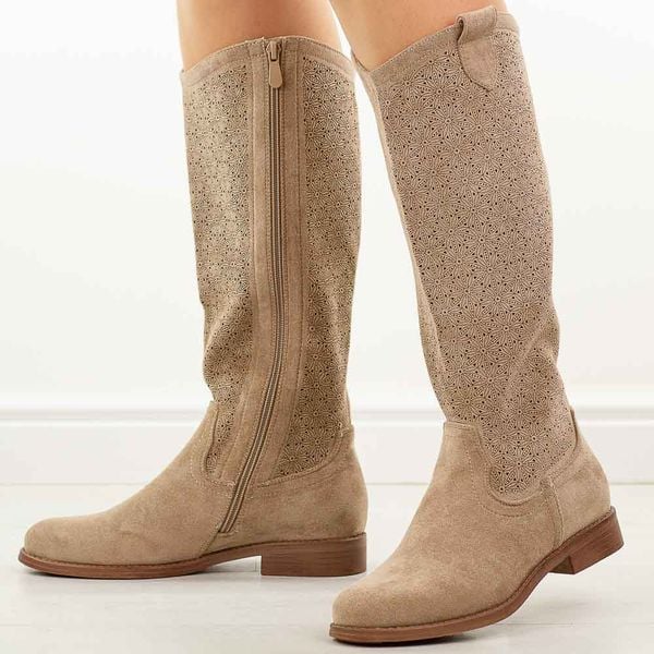 Beżowe ażurowe kozaki damskie S.Barski 8022. Brązowe kozaki S.BARSKI, na jesień, w ażurowe wzory, z zamszu, bez obcasa, na obcasie, bez zapięcia. Za 269,00 zł.