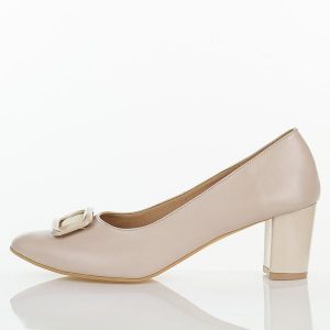 Beżowe skórzane Polskie czółenka damskie Deoni D665. Brązowe czółenka Deoni, z aplikacjami, z materiału, bez obcasa, na obcasie, bez zapięcia. W wyprzedaży za 386,10 zł.