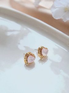 Heliophilia Kolczyki-wkrętki z cyrkoniami rozmiar: onesize. Różowe kolczyki Heliophilia, z cyrkonią, metalowe. Za 21,99 zł.