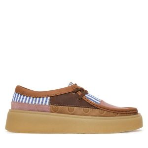 Półbuty Clarks. Półbuty Clarks, bez wzorów, bez obcasa, na płaskiej podeszwie, bez zapięcia. Za 435,99 zł.