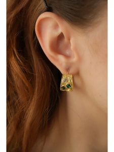 L'Atelier de Gaia Pozłacane kolczyki-półkreole z cyrkoniami rozmiar: onesize. Zielone kolczyki L'Atelier de Gaia, z cyrkonią, pozłacane. Za 43,99 zł.