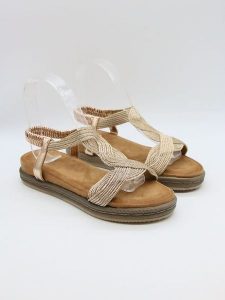 Bellucci Sandały w kolorze złotym rozmiar: 41. Żółte sandały Bellucci, bez wzorów, z otwartym noskiem, bez obcasa, bez zapięcia. Za 86,99 zł.