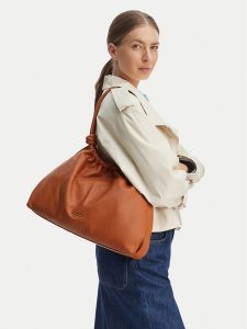 Tommy Hilfiger Torebka AW0AW18376 Brązowy. Brązowe torebki klasyczne TOMMY HILFIGER, bez wzorów, ze skóry, bez dodatków. Za 695,99 zł.